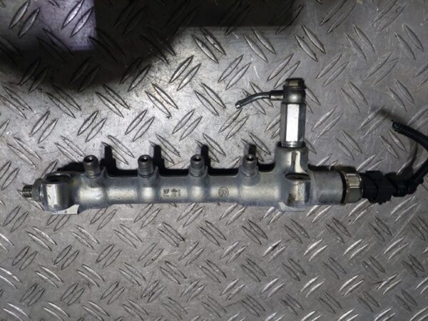 Rampa injectie cu regulator Opel Astra J cod motor A17DTE