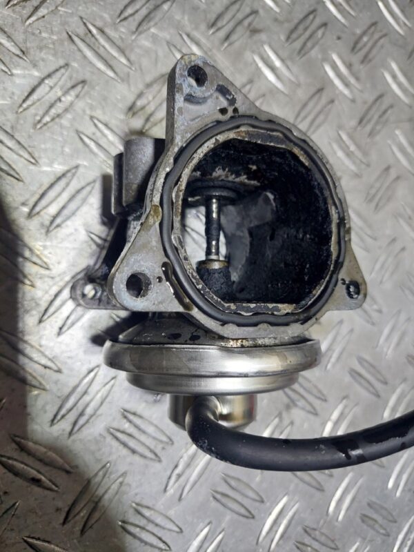 Supapa Valva EGR Audi A3 8P 2.0 TDI BKD an 2007 cod 038131501AN