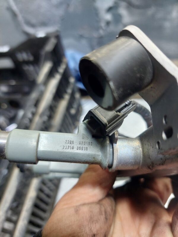 Rampa cu injectoare Peugeot 1.0 VVT-i motor CFB 1KRB52 cod 23250-0Q030