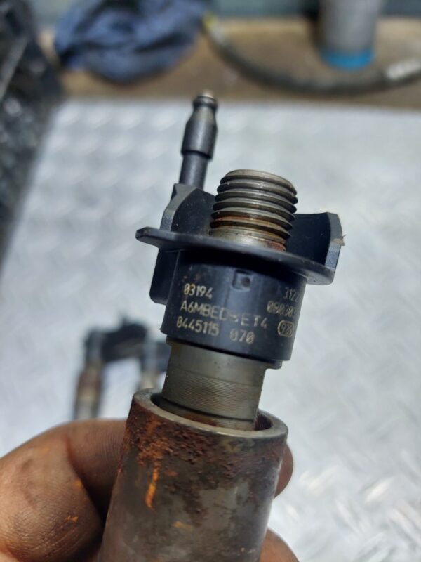 Injector BMW E65 3.0D cod M57 306D3 cod 0445115070