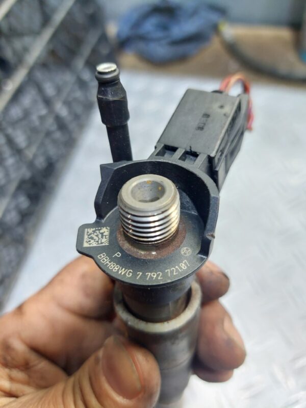 Injector BMW E65 3.0D cod M57 306D3 cod 0445115070