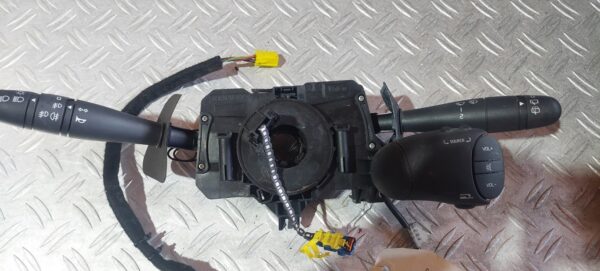 Bloc lumini cu manete si spira volan Dacia Duster cod 8200792586 901057667