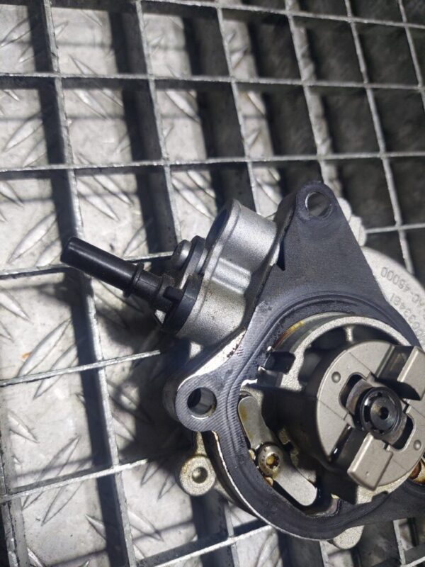 20250818_174308-rotated-1.jpg Pompa vacuum Citroen C4 Picasso (2) 1.2 THP cod 9812133880