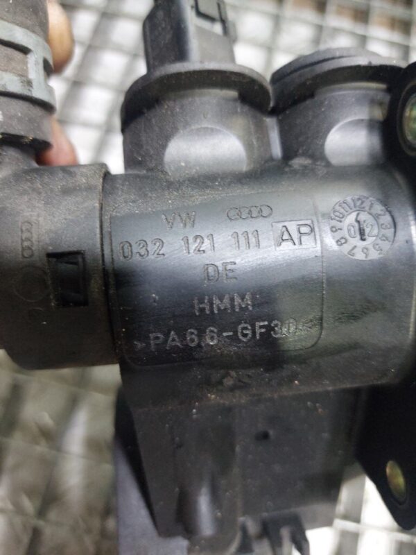 20250830_184555-rotated-1.jpg Carcasa termostat VW Polo IV Hatchback (9N) 1.4 16V BBY cod 032121111AP