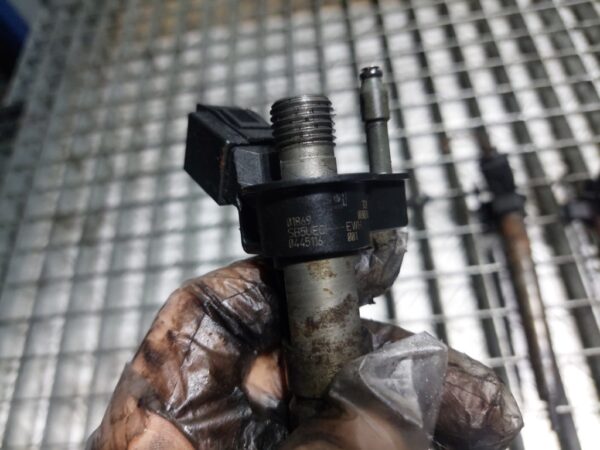 Injector BMW Seria 3 E90 2.0 177 CP cod motor N47D20A cod 0445116001 / 779787705