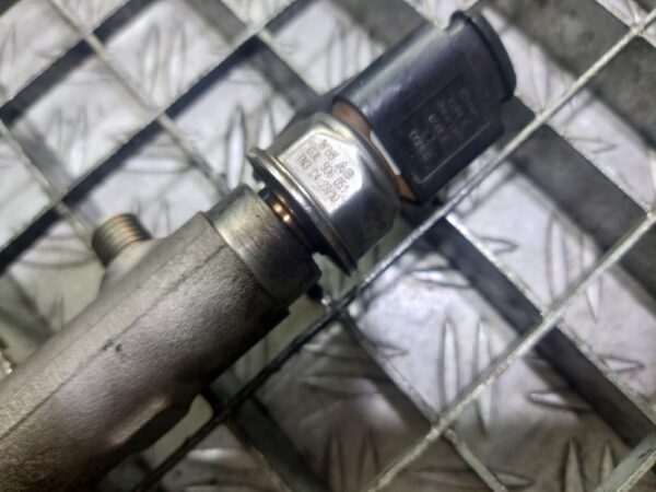 Rampa injectoare cu regulatoare Audi A6 C6 Sedan (4F2) 2.0 TDI cod 03L906051