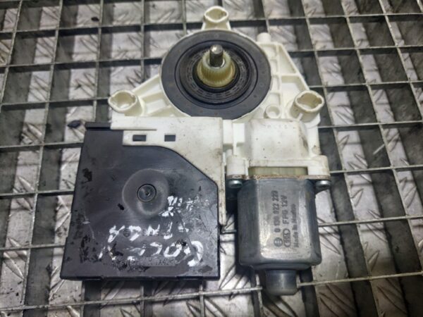 Motoras macara dreapta fata Volkswagen Golf V cod 1K5837402AP