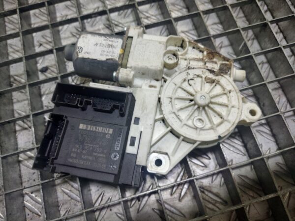 Motoras macara dreapta fata Volkswagen Golf V cod 1K5837402AP