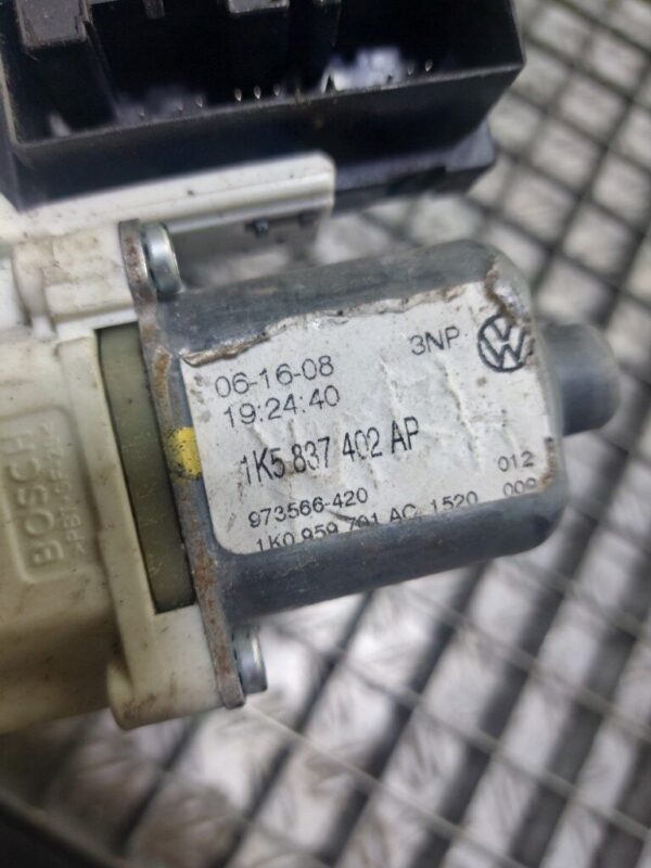 Motoras macara dreapta fata Volkswagen Golf V cod 1K5837402AP