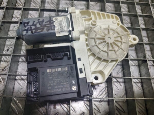 Motoras macara dreapta fata Volkswagen Passat B6 Sedan 2010 cod 1K0959793N / 3C2837462H