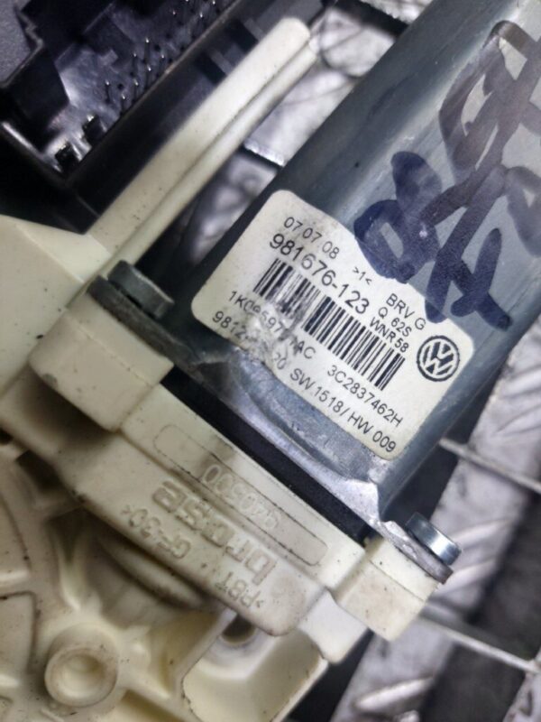 Motoras macara dreapta fata Volkswagen Passat B6 Sedan 2010 cod 1K0959793N / 3C2837462H