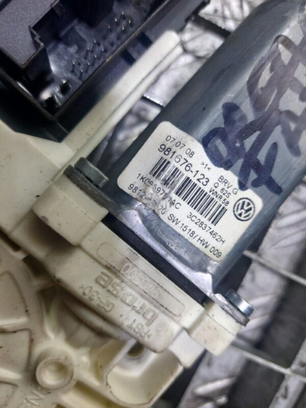 Motoras macara dreapta fata Volkswagen Passat B6 Sedan 2010 cod 1K0959793N / 3C2837462H