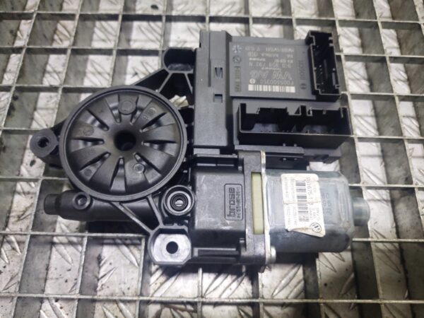 Motoras macara dreapta fata VW Passat B6 cod 1K0959702AR / 3C283746