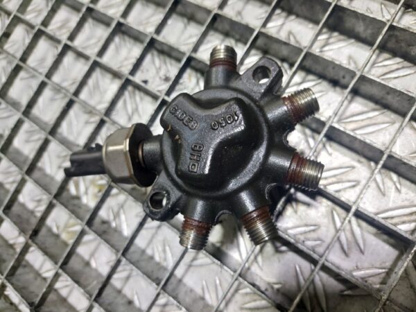 Rampa injectoare Renault Clio 1.5 dci cod motor K9K800 cod H8200334367 / 8200584034