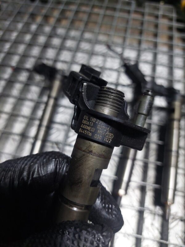 Injector Volkswagen Passat B6 Sedan (3C2) 2.0 TDI euro 5 140 cp cod motor CBA cod 03L130277 / 0445116030