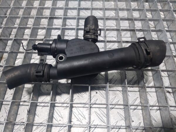 Flansa lichid racire Audi A4 B7 Sedan (8EC) 2.0 TDI cod motor BPW cod 038121132D