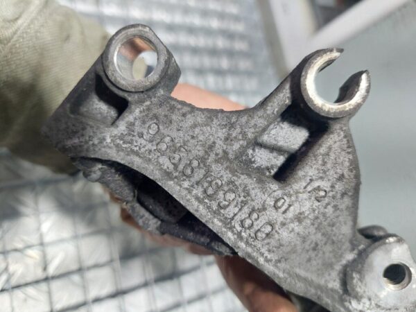 20251022_154114-rotated-1.jpg Suport alternator Peugeot 307 1.6 hdi cod motor 9H01 cod 9658199180