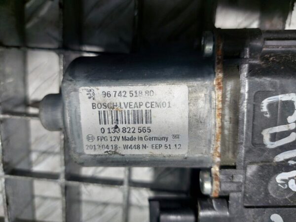 20251028_201908-rotated-1.jpg Motoras macara geam usa dreapta Peugeot 208 2012 cod 9674251880