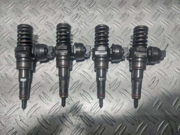 Injector Volkswagen Passat B6 1.9 TDI cod motor BLS cod 038130073BL
