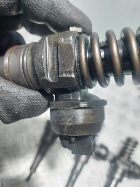 Injector Volkswagen Passat B6 1.9 TDI cod motor BLS cod 038130073BL