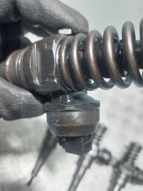 Injector Volkswagen Passat B6 1.9 TDI cod motor BLS cod 038130073BL