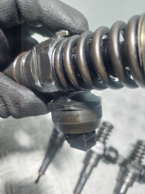 Injector Volkswagen Passat B6 1.9 TDI cod motor BLS cod 038130073BL