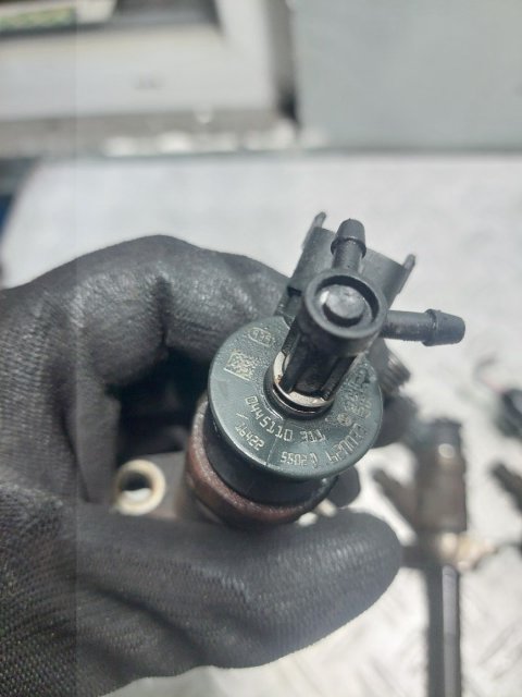 Injector Peugeot 3008 1.6 HDi cod motor 9H02 cod 0445110311