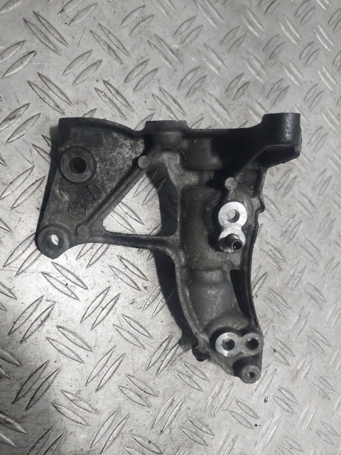Suport alternator Peugeot 307 1.6 HDi cod motor 9H02 cod 9653249480