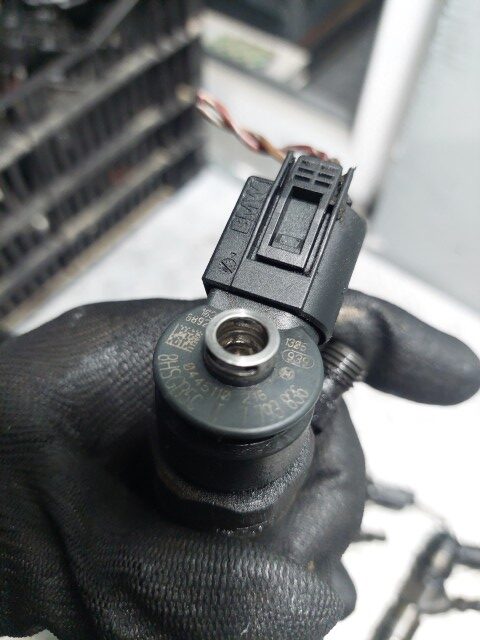 Injector BMW X3 e83 4x4 2.0d cod motor M47D20 cod 0445110216