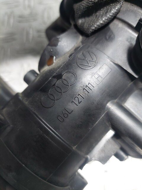 Pompa apa cu termostat VW Golf 7 2.0 TSI cod motor CHHB cod 06L121111