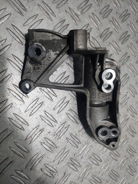 Suport alternator Ford Fiesta Mk 6 1.5 TDCi cod motor XUJA cod FIFQ-10K018-BA