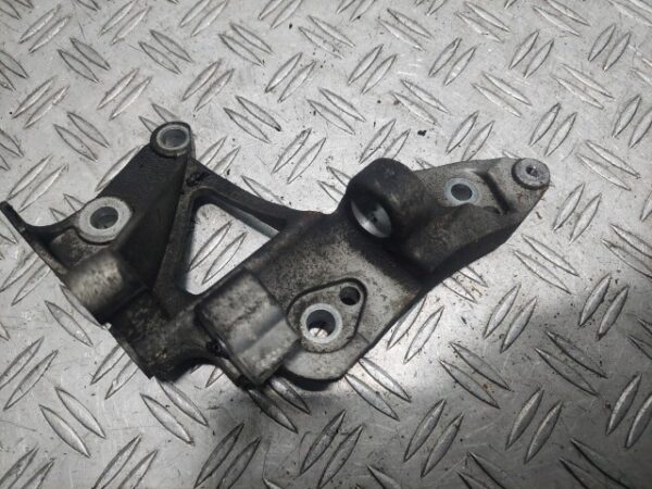 Suport alternator Ford Fiesta Mk 6 1.5 TDCi cod motor XUJA cod FIFQ-10K018-BA