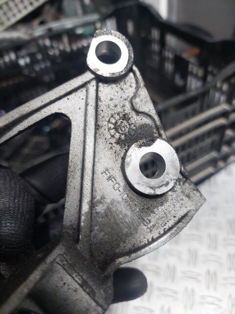 Suport alternator Ford Fiesta Mk 6 1.5 TDCi cod motor XUJA cod FIFQ-10K018-BA