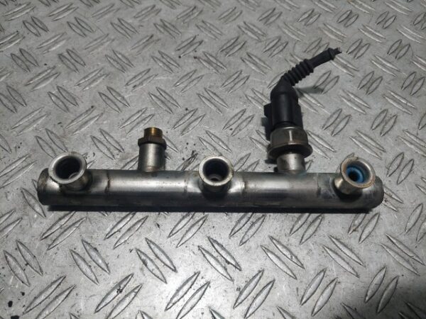Rampa injectie Audi RS4 3.2 V6 benzina 195 kW cod motor CAL cod 06E130089D