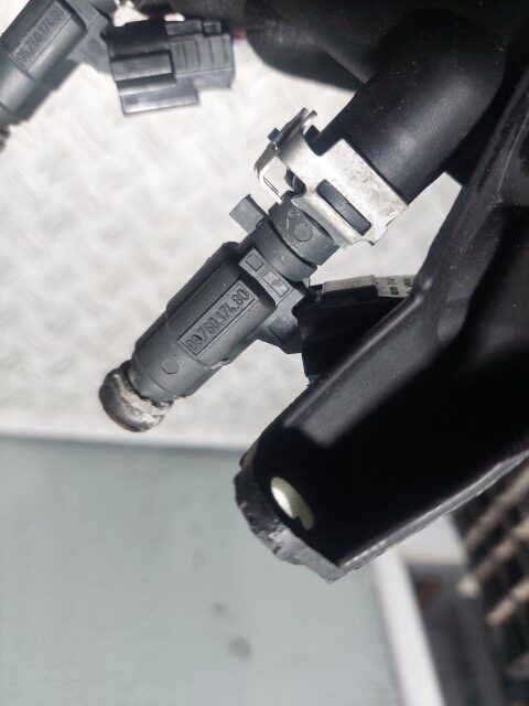 Rampa cu injectoare Peugeot 208 1.2 VTi cod motor HMZ cod 9676020480