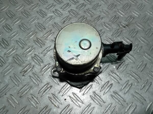 Pompa vacuum Renault Scenic 3 1.5 dCi 106 cp cod motor K9K 832 