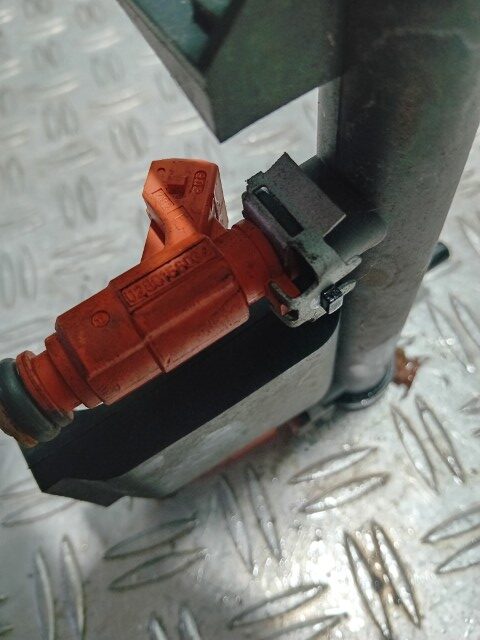 Rampa cu injectoare Citroen C4 1.6 benzina cod motor NFU cod 9636520780