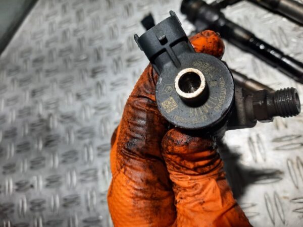 Injector Renault Clio IV 1.5 dCi Euro 5 cod motor K9K608 cod piesa 8201108033