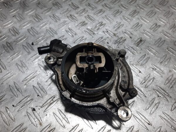 Pompa vacuum BMW Seria 5 E60 3.0 diesel cod motor M57D30 Euro 4 cod piesa 779123204