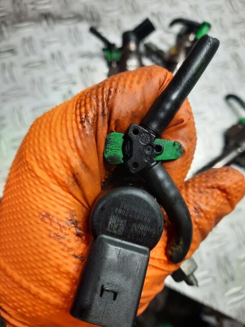 Injector Peugeot 3008 1.6 HDi 115 CP cod motor 9HR cod piesa 9802448680