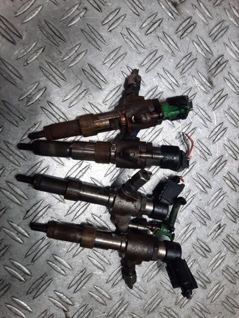 Injector Peugeot 308 1.6 HDi 115 CP Euro 5 cod motor 9HR cod piesa 9802448680