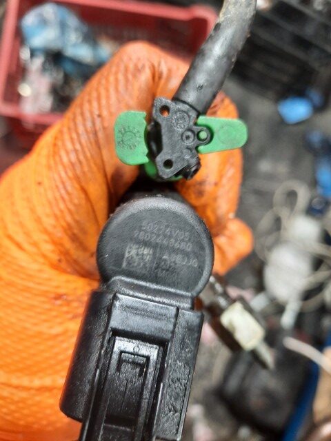 Injector Peugeot 308 1.6 HDi 115 CP Euro 5 cod motor 9HR cod piesa 9802448680