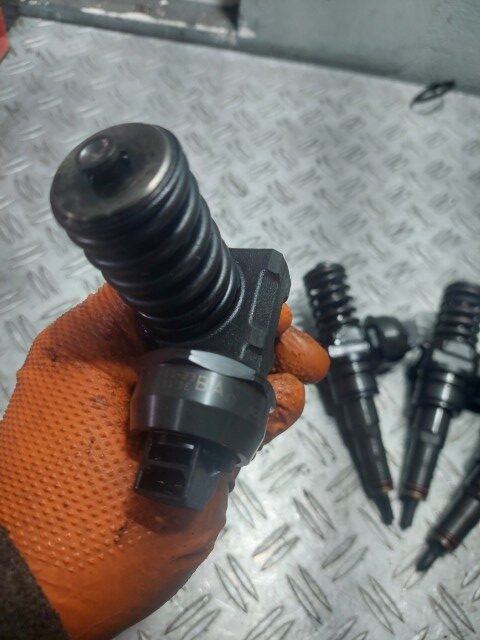 20260401_145146-1.jpg Injector VW Golf V cod motor BKC cod piesa 038130073AG