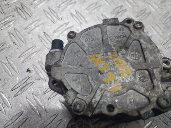 Pompa vacuum VW Passat cod motor CBAB cod piesa 03L145100