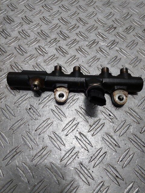 Rampa injectie cu senzor Renault Kangoo 2 1.5 cod motor K9K608 cod piesa 175215346R