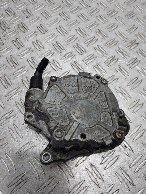 Pompa vacuum VW Passat cod motor CBD cod piesa 03L145100