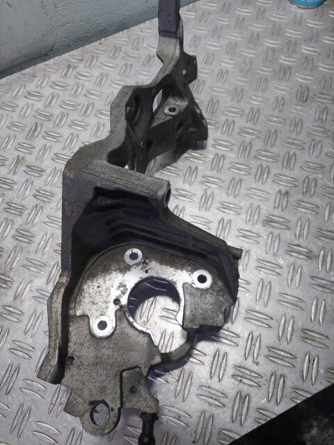 Suport accesorii VW Golf VII cod motor CUN cod piesa 04L903143D