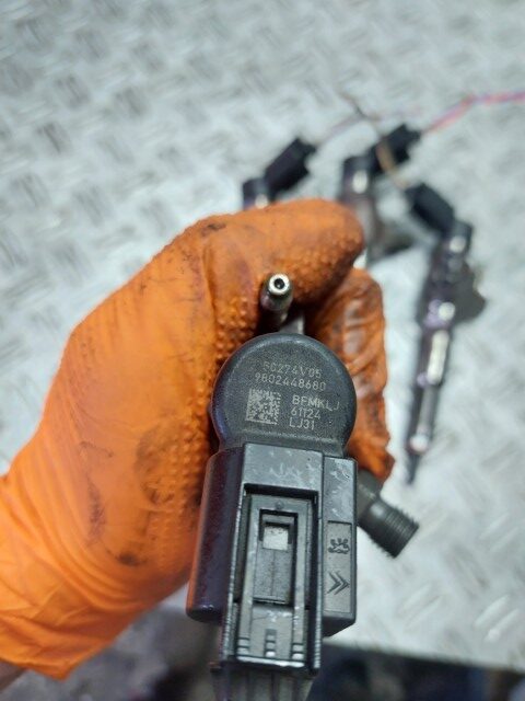 Injector Peugeot 308 1.6 HDi 115 CP cod motor 9H05 cod piesa 9802448680