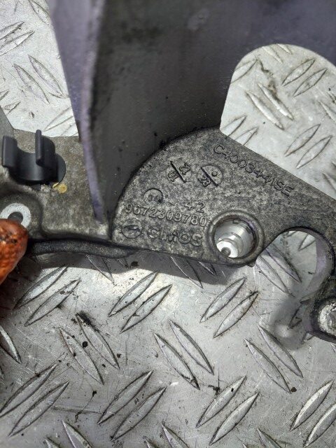 20250911_145519 Suport filtru motorina Peugeot 308 1.6 HDi 115 CP cod motor 9H05 cod piesa 9672309780
