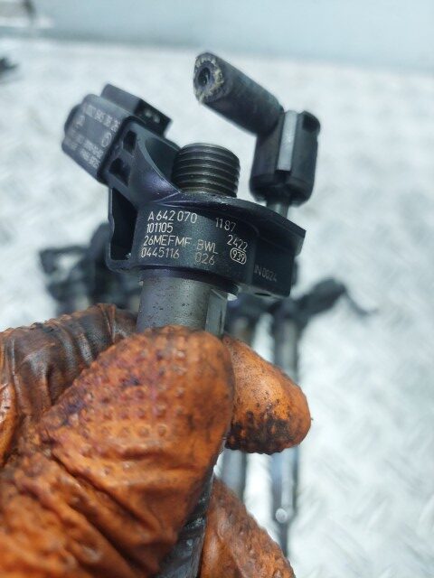 Injector Mercedes E-Class W212 3.0 diesel V6 BlueTEC cod motor OM642.852 cod piesa A6420701187
